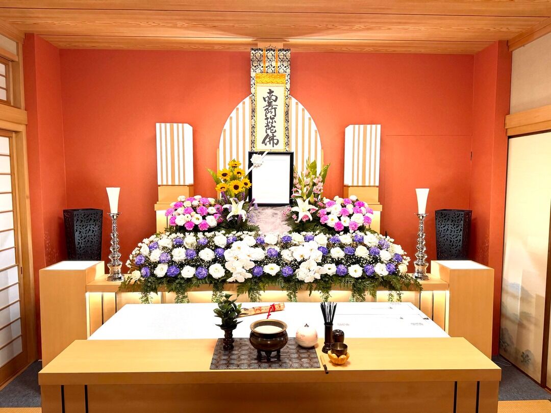 やさしい灯りに包まれた、温もりある生花祭壇